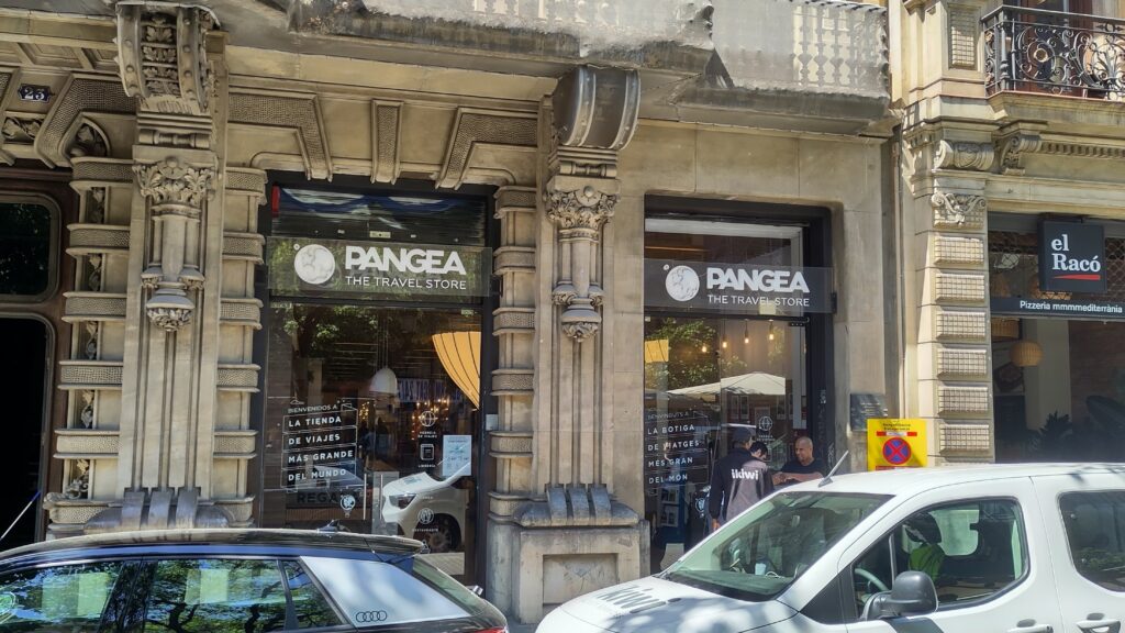 entrée du concept magasin PANGEA Travel Store à Barcelone